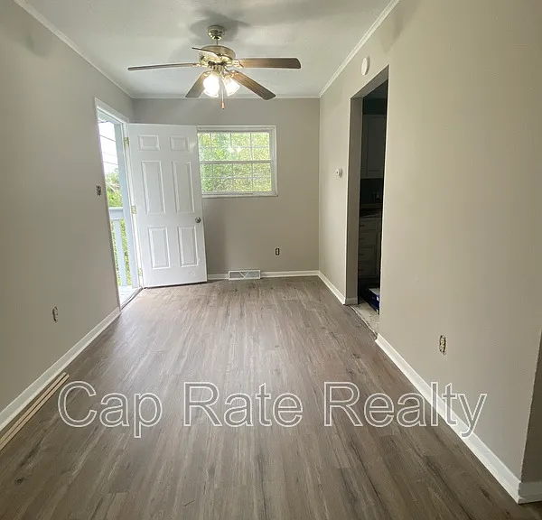 1226 Parkview Dr — Photo 3