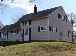 2 Horseshoe Ln, Levittown, PA