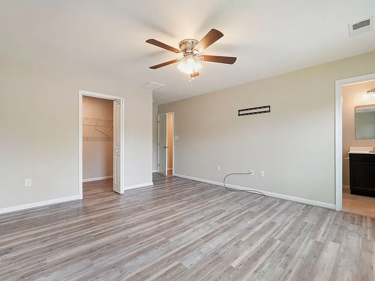5626 Noble Ave — Photo 10
