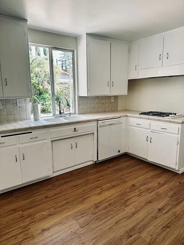4 bed, 3.0 bath, 1655 sqft, $4,400 — Photo 3