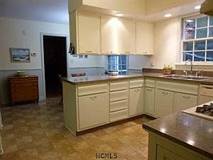 2nd image of 21 Oakwood Dr
