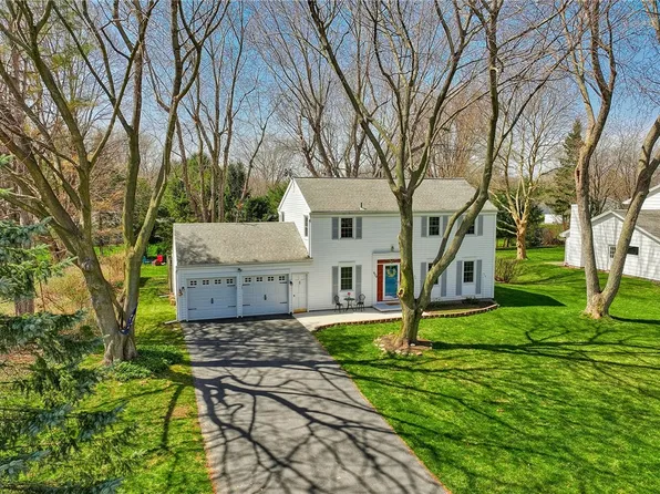 924 Little Pond Way, Webster, NY 14580