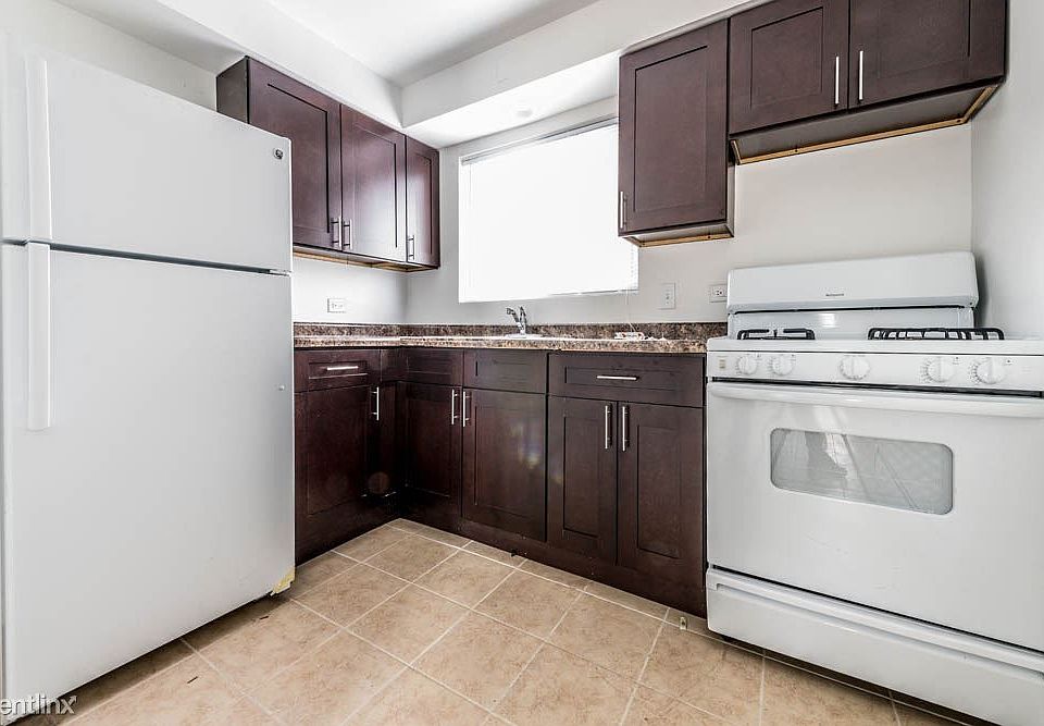 8901 S Cottage Grove Ave Apartments Chicago Kitchen_01