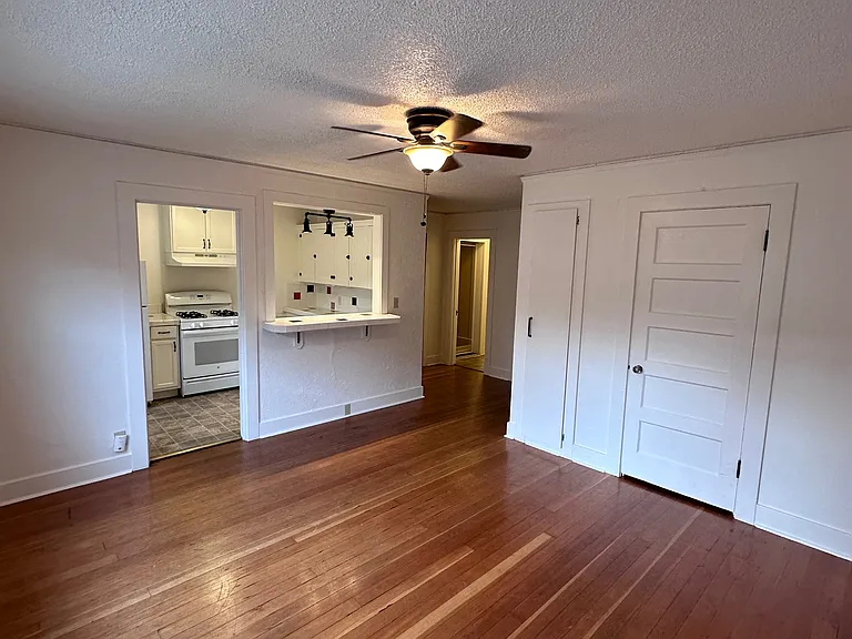 Olympia Court Apartments — Photo 12