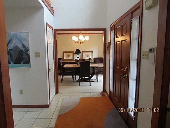 3rd image of 570 Cedar Glenn Dr