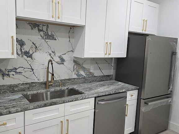 3rd image of 113 E Bullard Ave