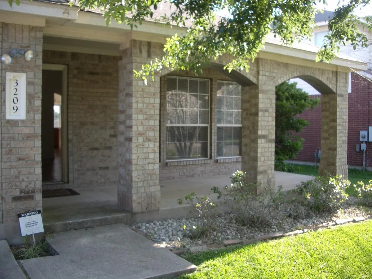 3 bed, 1700 sqft, $2,395 — Photo 3
