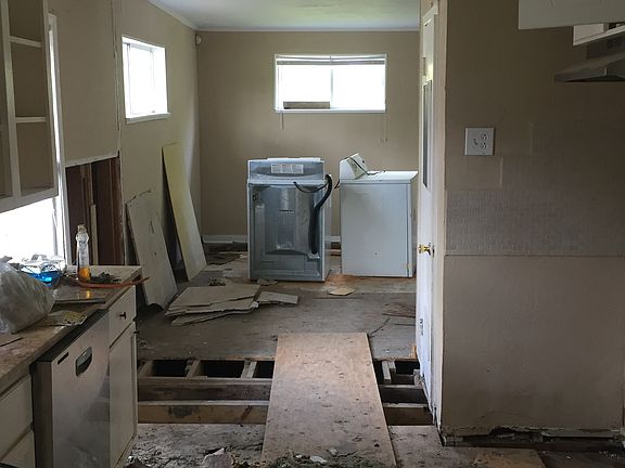 3rd image of 2435 W Mistletoe Ave