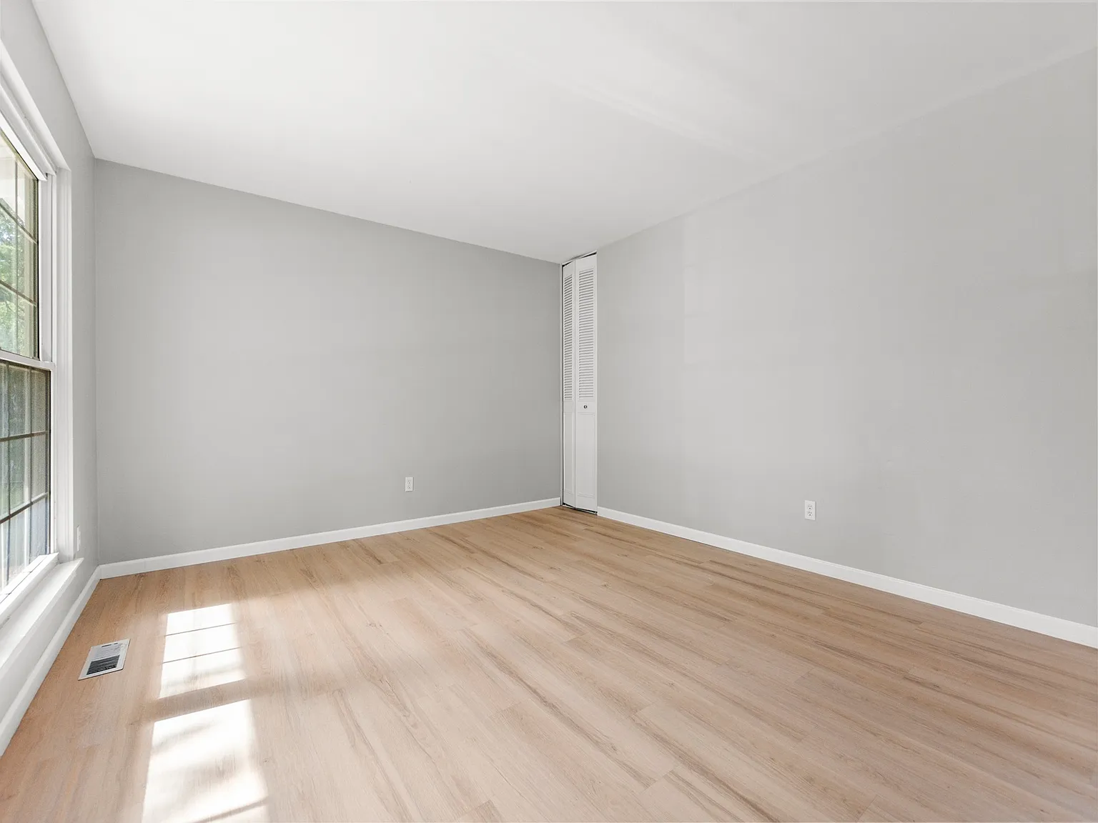 3 bed, 912 sqft, $1,675 — Photo 4