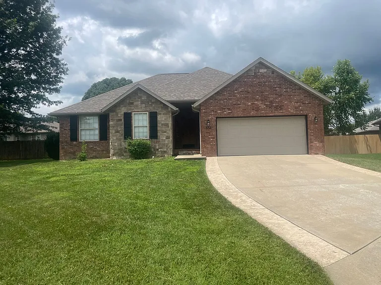 772 E Weller Ct — Photo 2