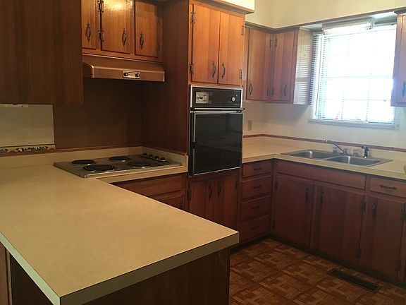 4th image of 601 E Washita