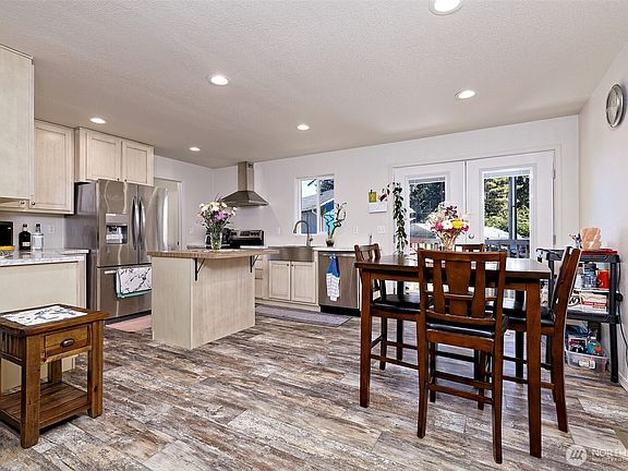 3rd image of 241 E Pickering Drive