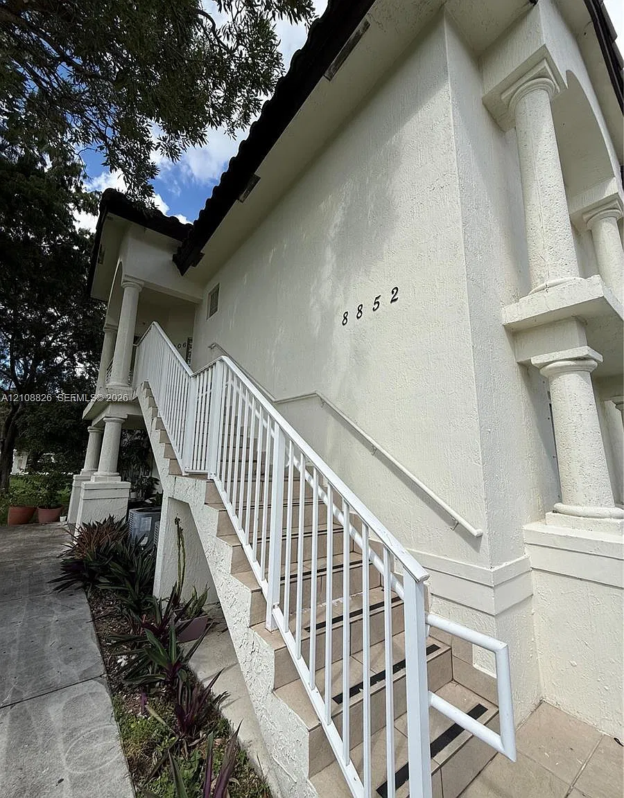 Ibis Villas At Doral Cond — Photo 2