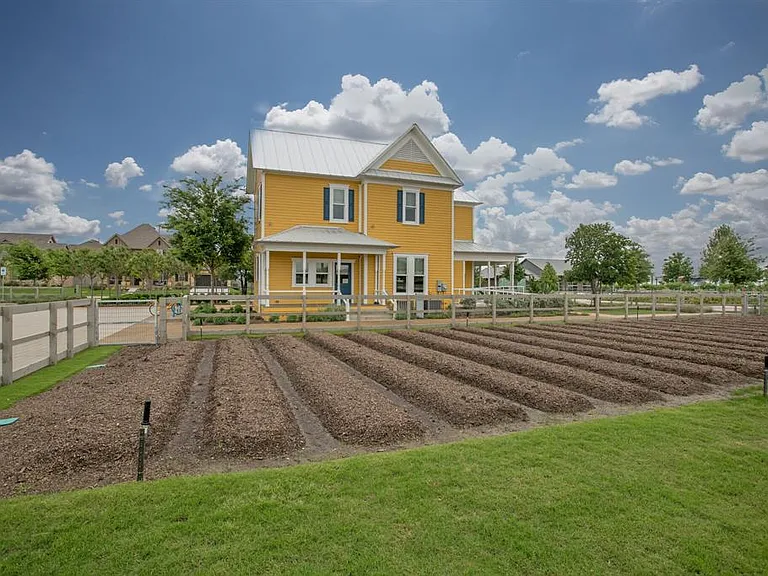 605 Boardwalk Way — Photo 32