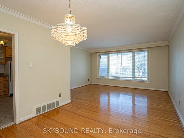 9 Caronport Cres, Toronto, ON M3A 1G9