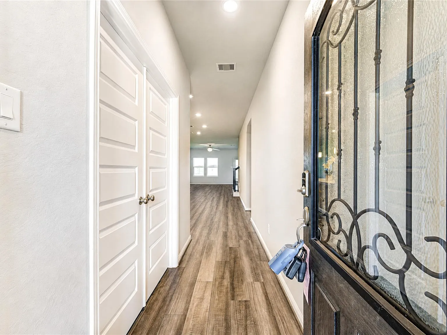 4 bed, 2.5 bath, 2313 sqft, $2,350 — Photo 2