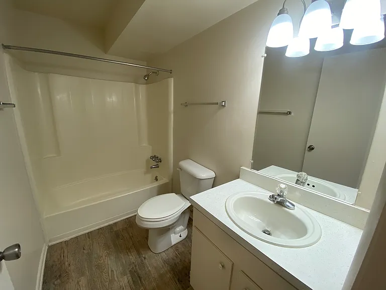 County Green Apartments — Photo 24