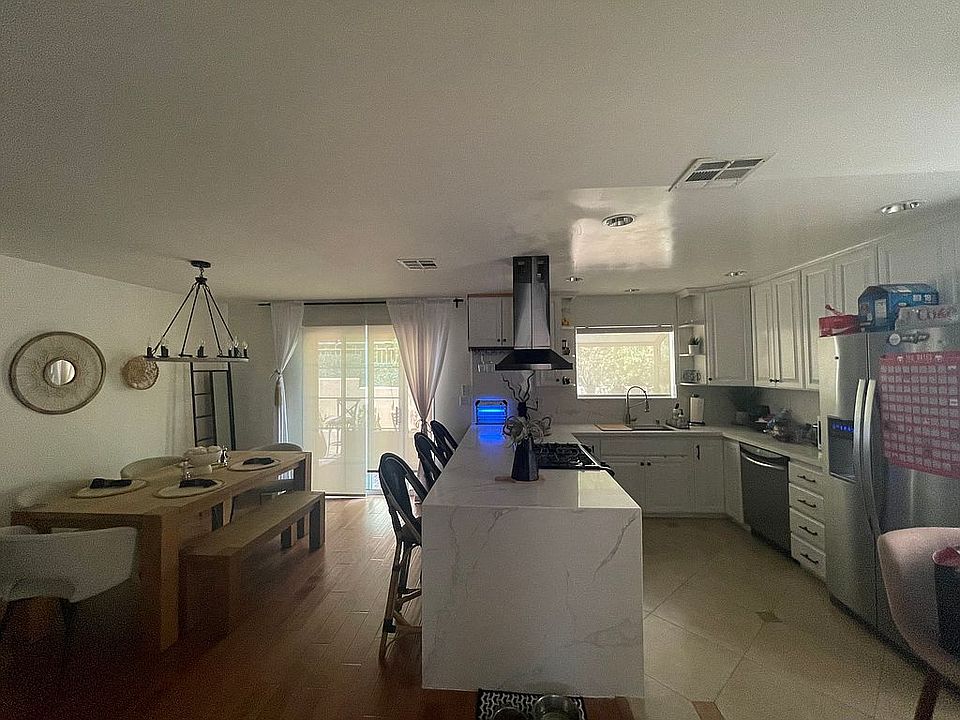 Large, open kitchen / dining