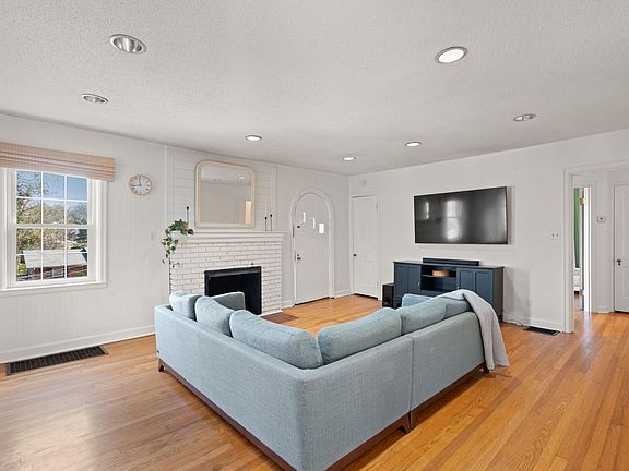 3rd image of 204 Forsythe St