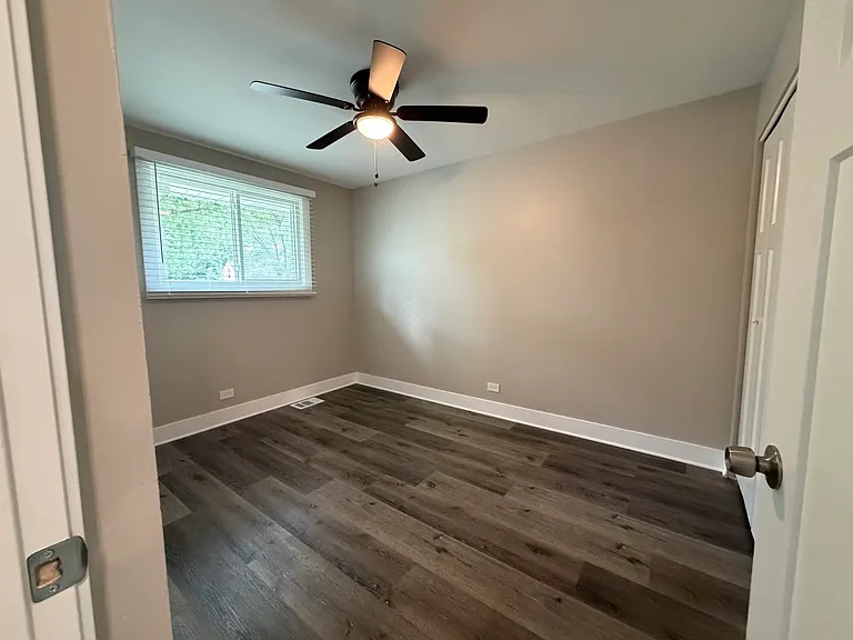 527 W 16th Pl — Photo 14