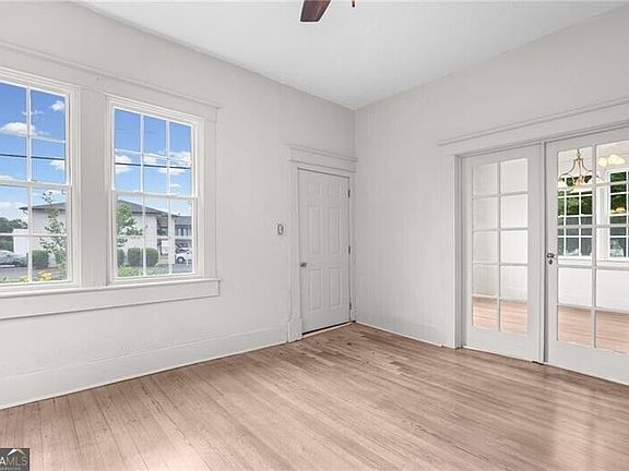 5th image of 3097 E Point St