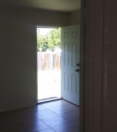 5th image of 515 W Avenue E APT D