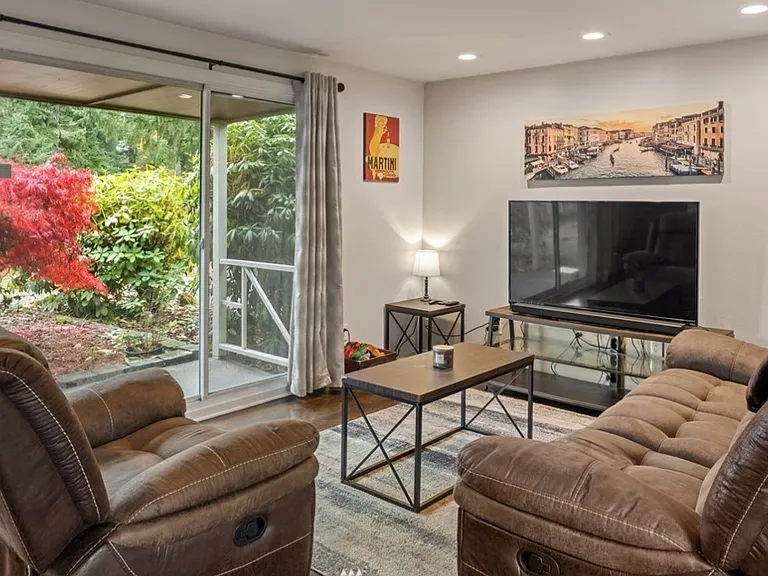 5823 Hillcrest Dr SW — Photo 3