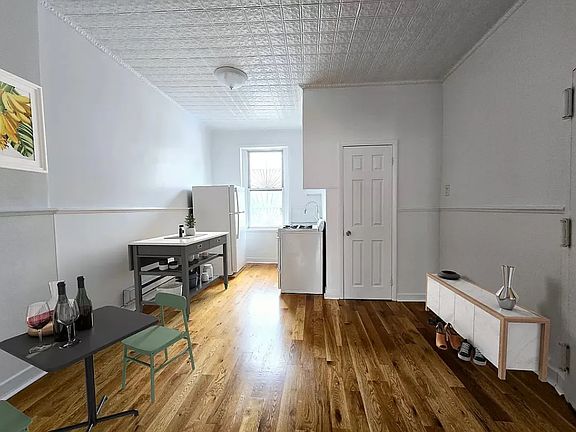 3rd image of 1525 Gates Ave APT 2R