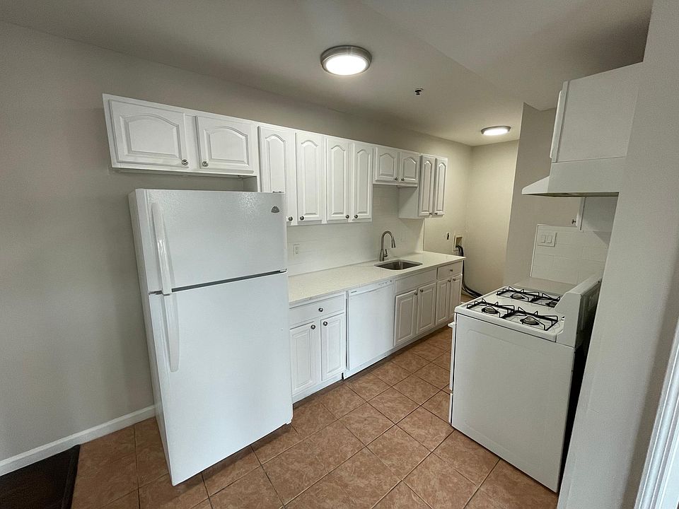 1st image of 168 N Grove St #2C