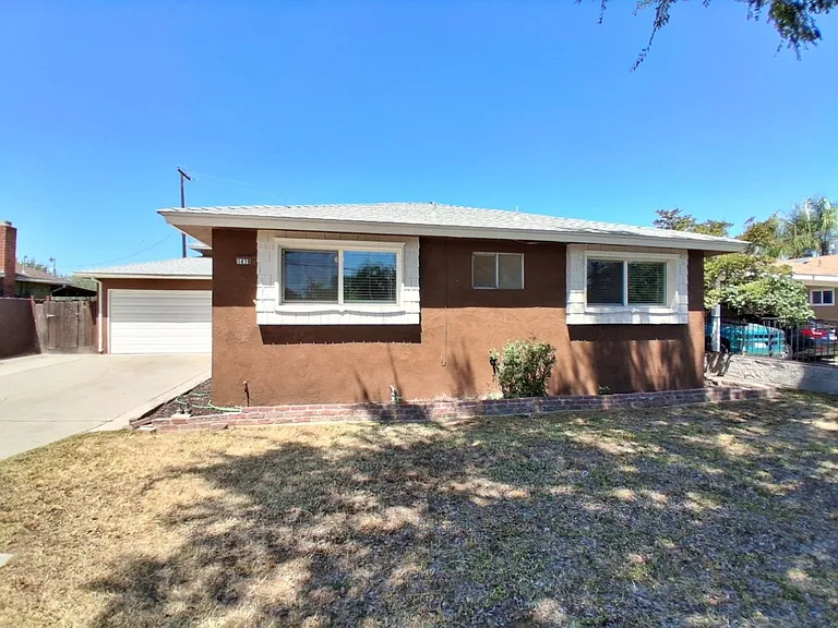 1419 N Winery Ave — Photo 3