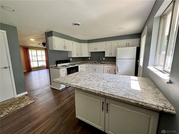 4th image of 232 Tulip Dr