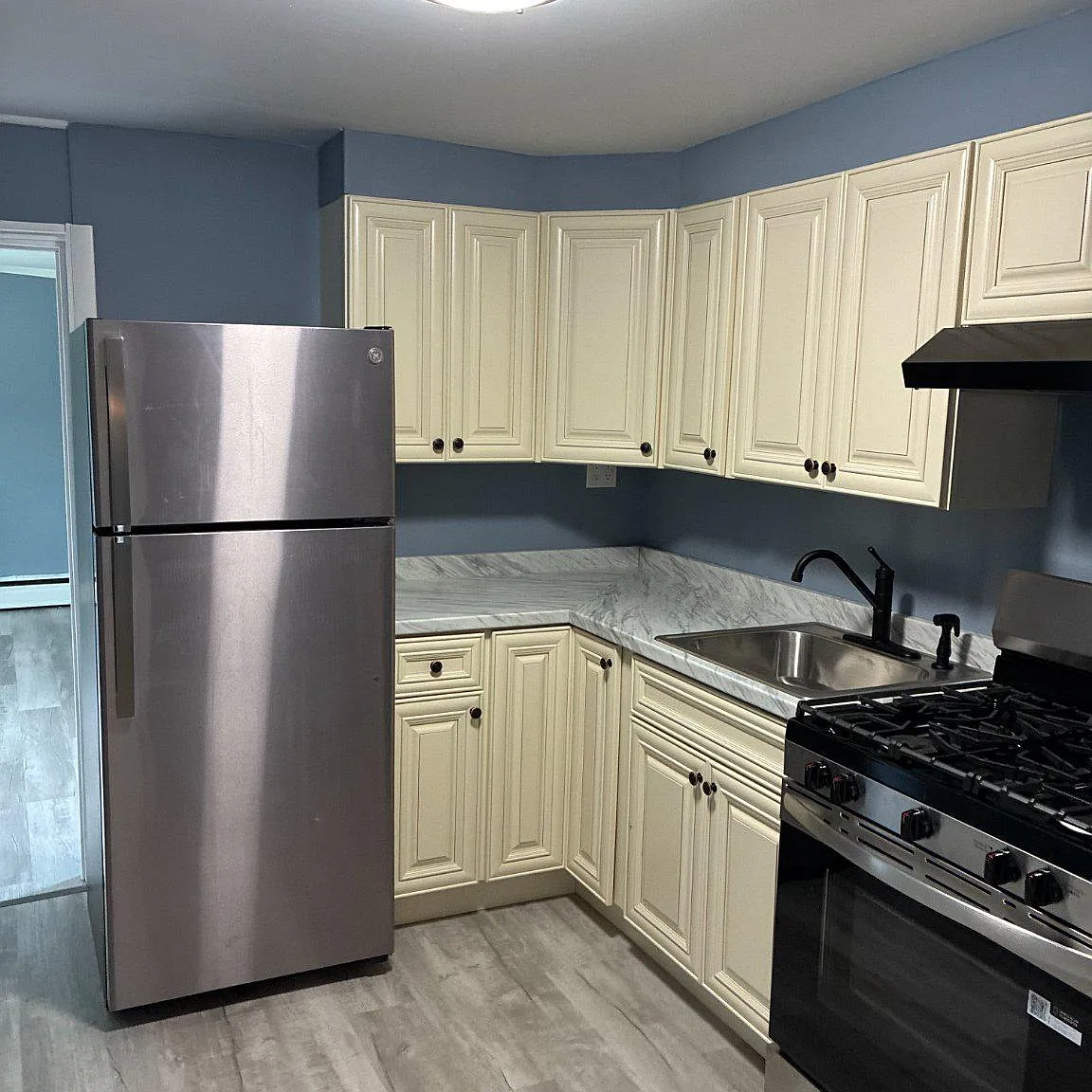 3 bed, 1.0 bath, 900 sqft, $2,150 — Photo 2