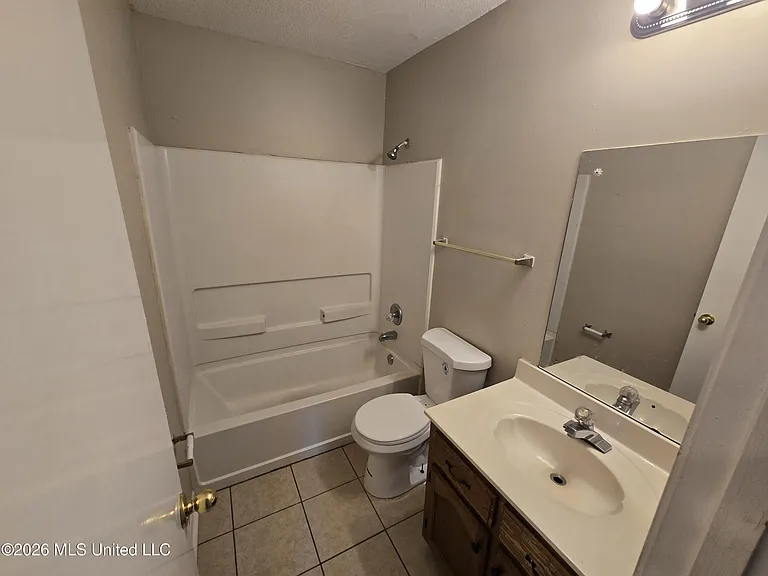 3560 Lakehurst Dr — Photo 9