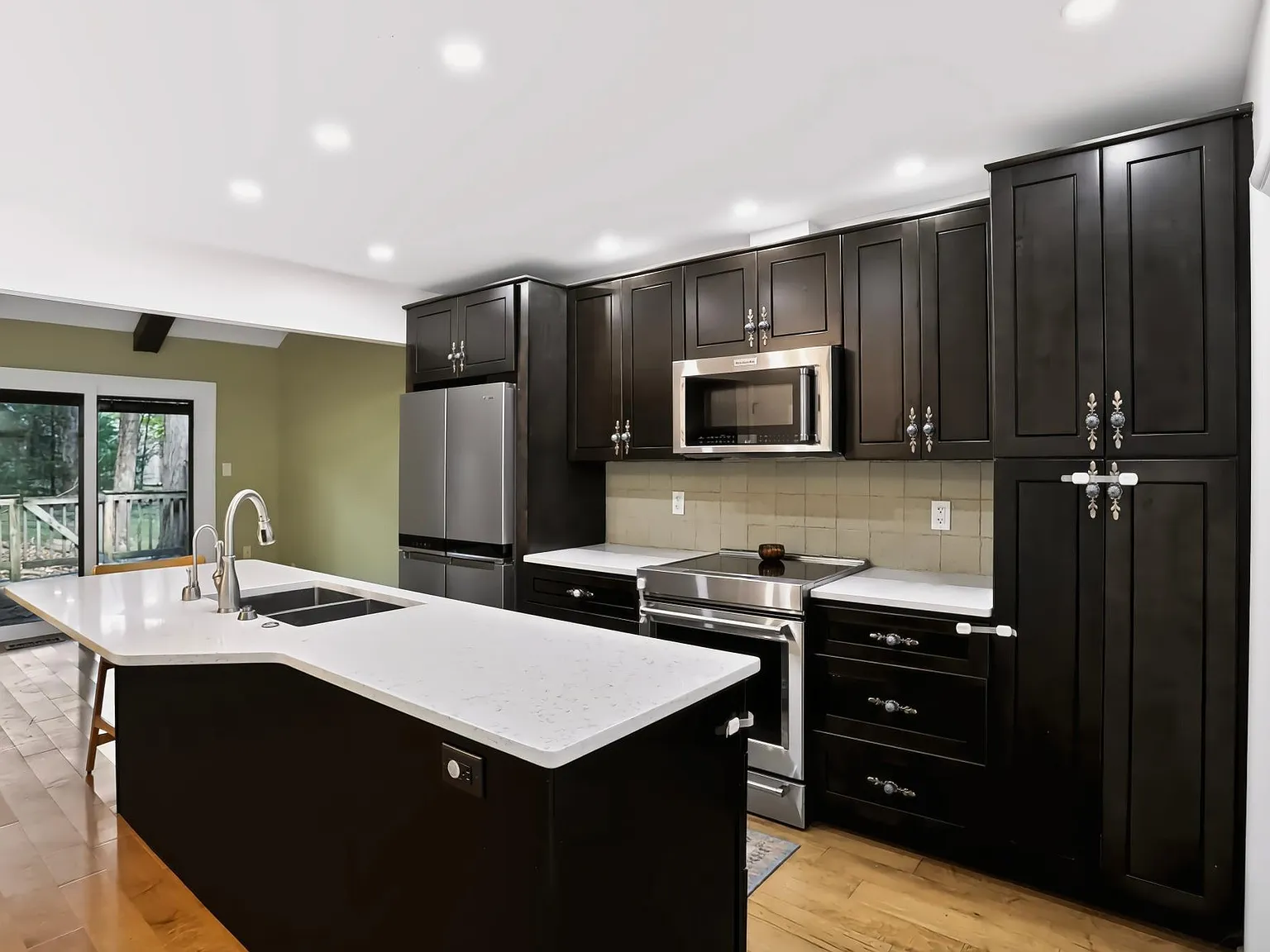 3 bed, 1337 sqft, $1,650 — Photo 1