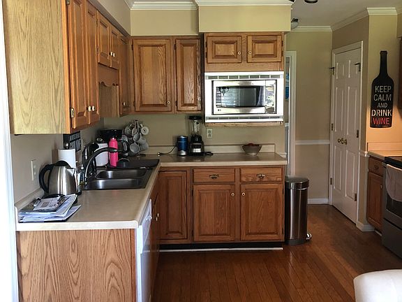 Ktchn w/new garbage disposal