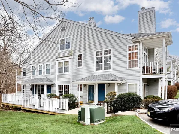 1141 Hyde Park Ct, Mahwah, NJ 07430