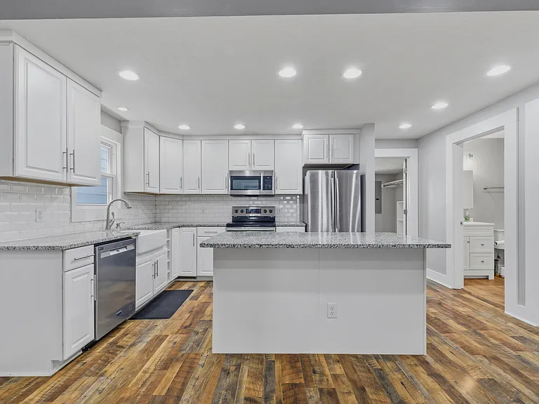1330 Lexington Ave — Photo 8