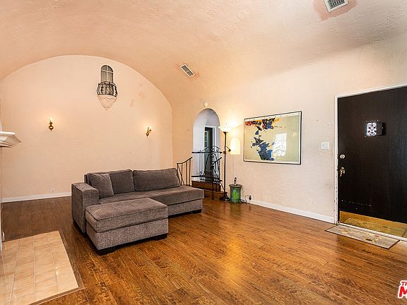 5th image of 1126 Victoria Ave