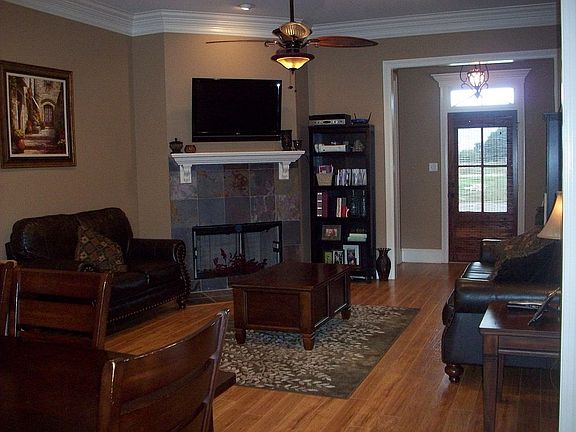 3rd image of 105 Silver Glen Dr