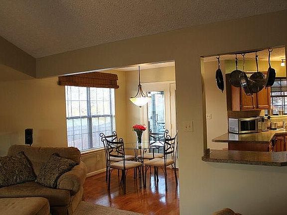 4th image of 301 Forest Hill Dr