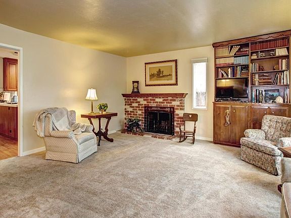3rd image of 4882 Clarendon Dr