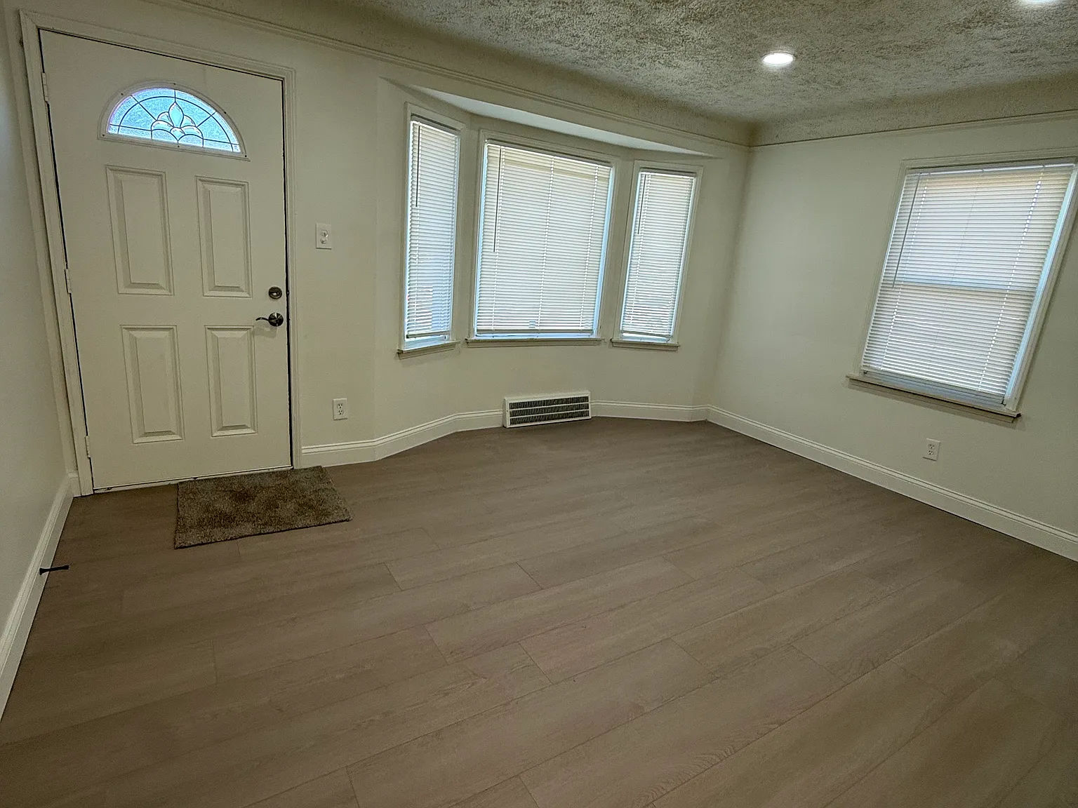 2 bed, 700 sqft, $1,600 — Photo 4