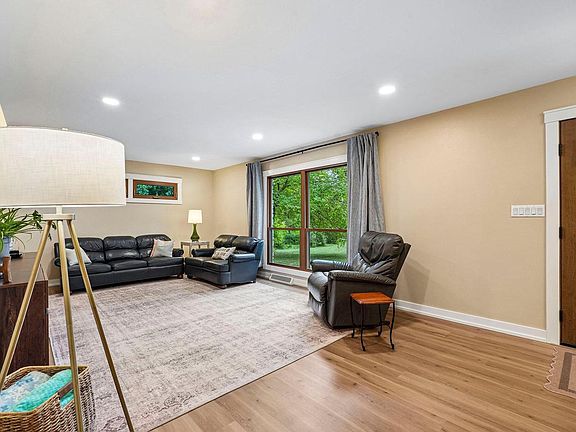 2nd image of 1389 Glenbrook DRIVE