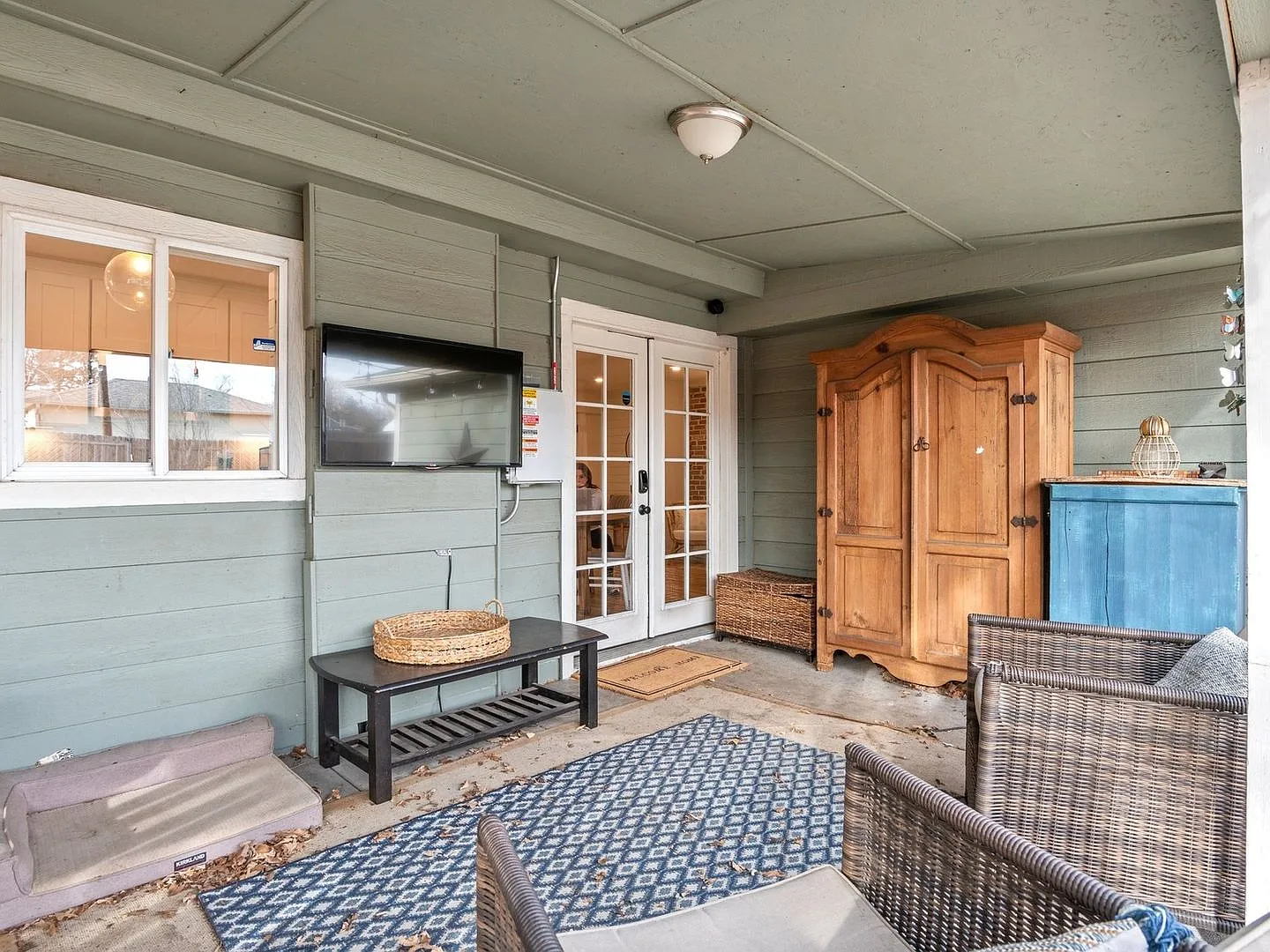 Fully Updated - 3 Bed, 1 bath - Corner Lot Home — Photo 2
