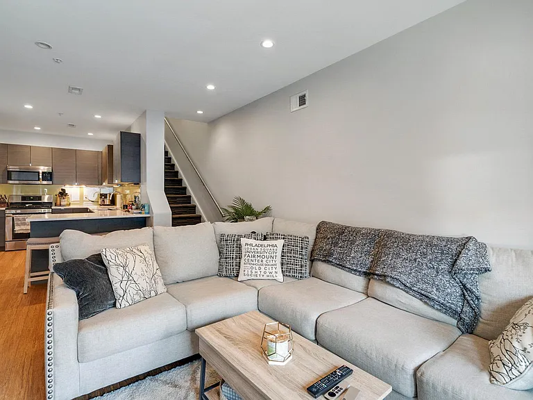 1637 Carpenter St #2 — Photo 1