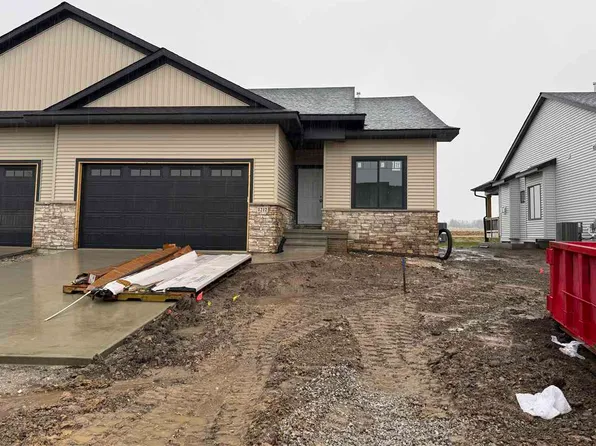 1212 Berkshire Ln, North Liberty, IA 52317