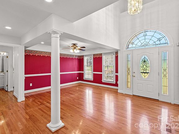 4th image of 324 Gaston Ct