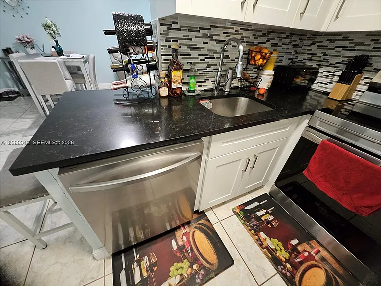 212 Lake Pointe Dr #113 — Photo 8