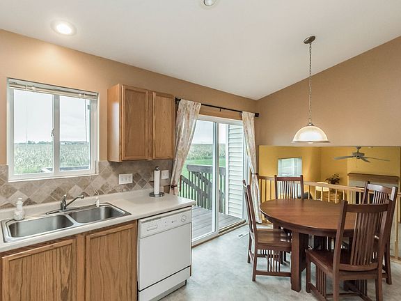 4th image of 585 SE Prairie Park Ln