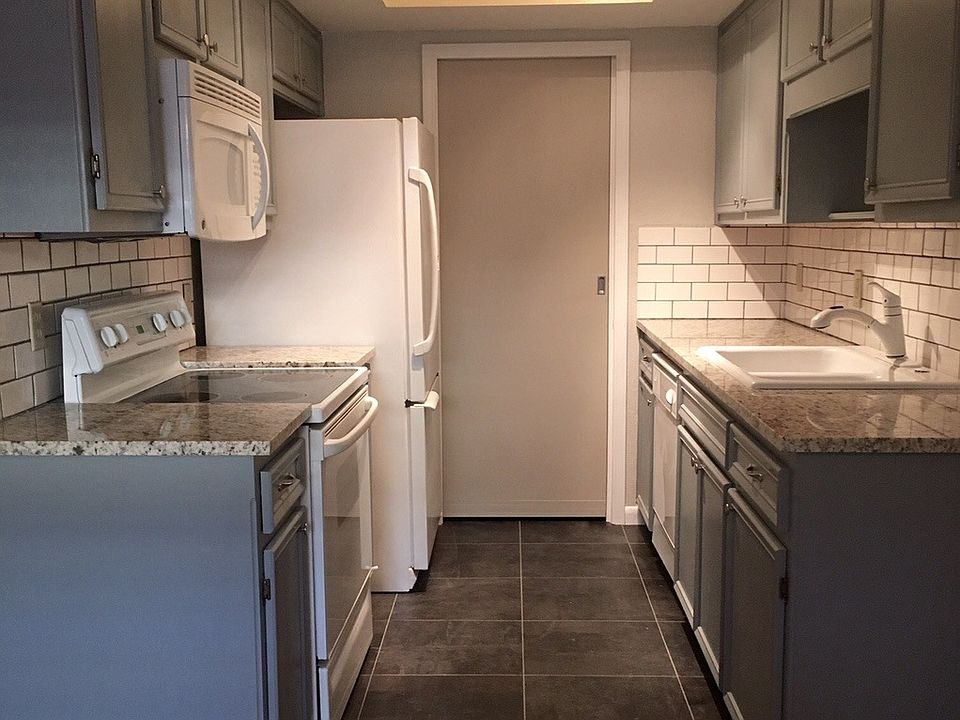 Kitchen- new granite countertops and floor!